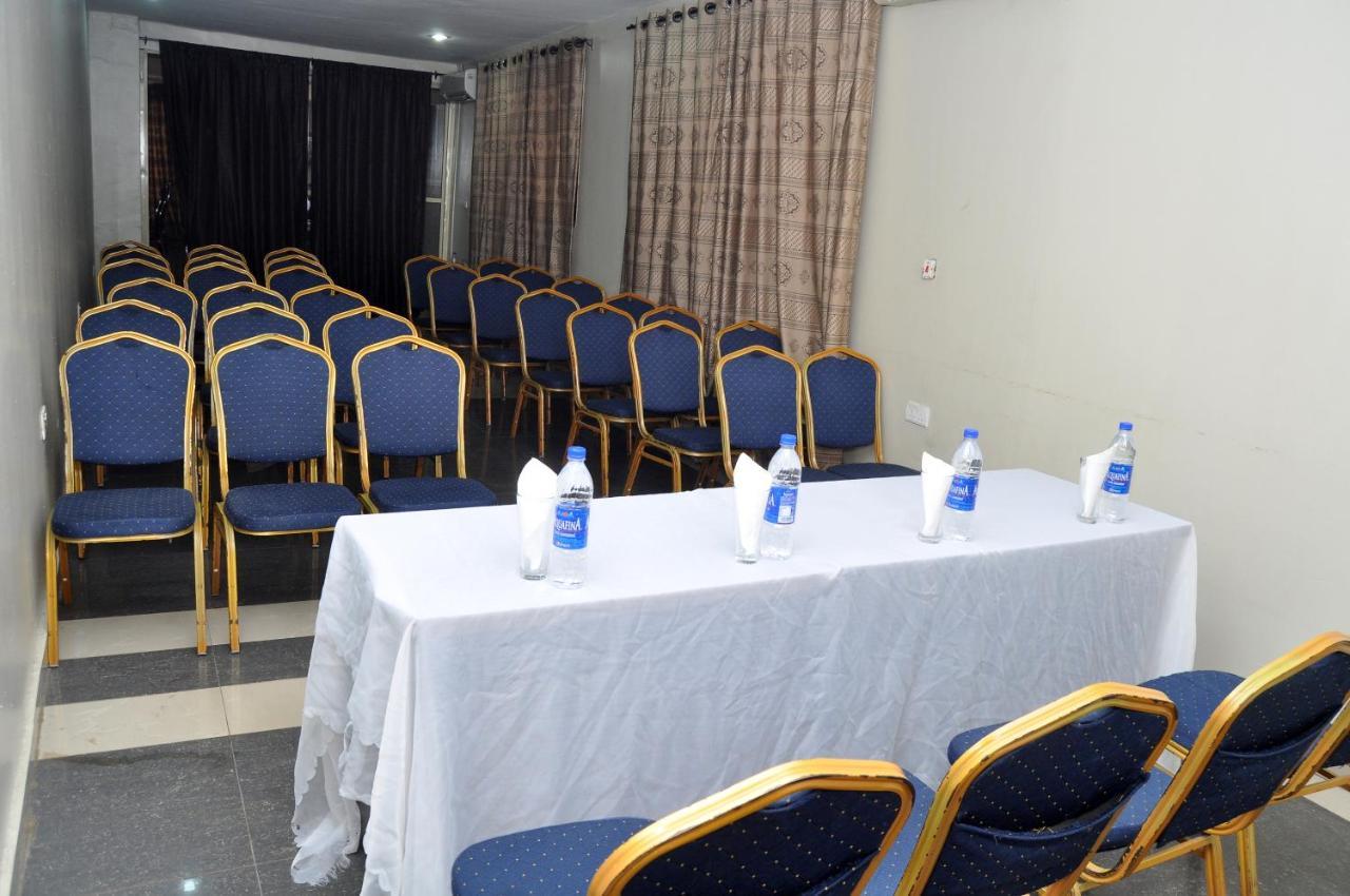Primal Hotel Isaac John Gra Ikeja Bagian luar foto
