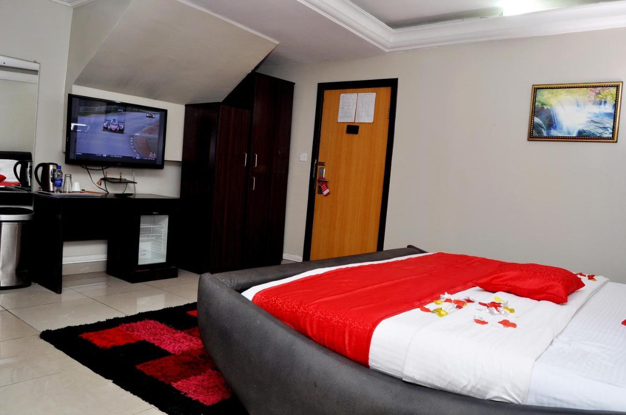 Primal Hotel Isaac John Gra Ikeja Bagian luar foto